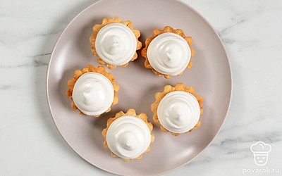 Покройте белковым кремом каждую корзинку.