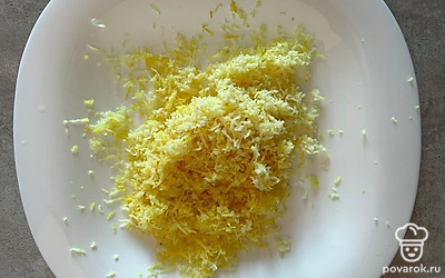 Цедру лимона натираем на мелкой терке. 