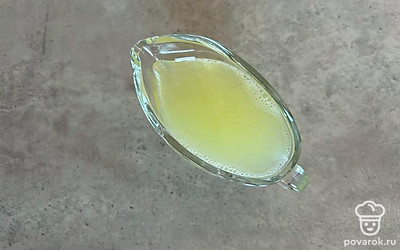 Выдавливаем сок лимона. Смешиваем с цедрой, яйцом, 3 столовыми ложками сахара и кукурузным крахмалом. 