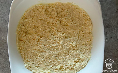 Выкладываем большую часть мучной массы.