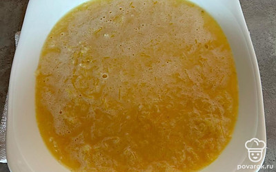 Сверху заливаем лимонный слой. Ставим в духовку на 20 минут при 180 градусах. 