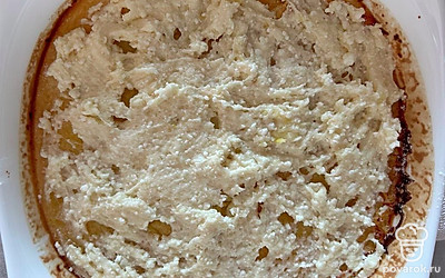 Достаем из духовки, сверху выкладываем оставшуюся мучную массу. Отправляем в духовку еще на 10 минут при 180 градусах. 