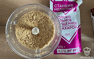 Теперь в эту крошку добавить сгущенное молоко и сливочное масло. Хорошенько перемешать.