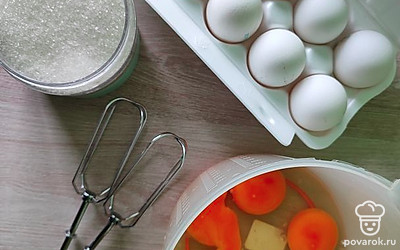 Для начала приготовим бисквит. 4 яйца высшей категории взбиваем с сахаром на высокой мощности.