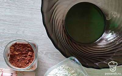 Муку, какао, разрыхлитель, соду просеиваем и смешиваем. 