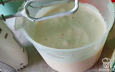 Когда яйца будут взбиты, добавляем молоко комнатной температуры и растительное масло. Перемешиваем.