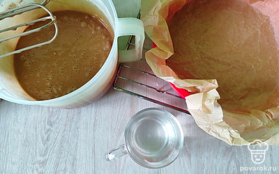 Далее вводим сухие ингредиенты в яичную смесь, перемешиваем. После вводим крутой кипяток и хорошо перемешиваем. 