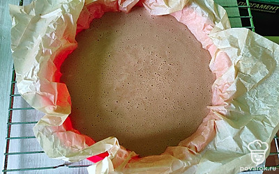 Тесто получается очень жидким, это абсолютно нормально. Застилаем форму пергаментом и убираем в разогретую до 180 градусов духовку на 40-45 минут. Далее остужаем бисквит. 