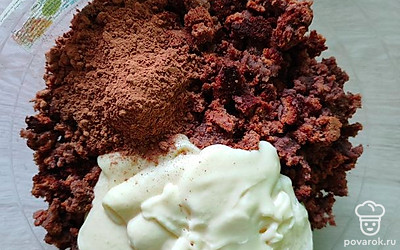 В бисквитную крошку добавляем наш крем из сгущенки и масла и пару столовых ложек какао для более насыщенного вкуса! Хорошо все перемешиваем силиконовой лопаткой (можно и руками). Лепим картошку брусочками или шариками. Застилаем пергамент, выкладываем пирожные и отправляем на 30 минут в морозилку. 