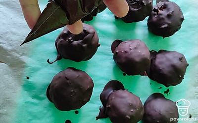 Когда глазурь застынет, берем оставшийся шоколад и наносим хаотичными движениями, создавая узор.