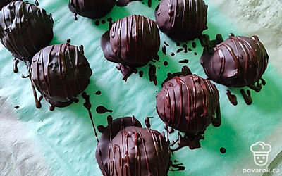 Получается вот такая красота. Убираем пирожные в морозилку еще на 5 минут. 