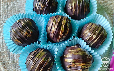 Готовые пирожные для удобства гостей можно разложить в бумажные формочки. Я их дополнительно украсила золотом (разбавляем кандурин со спиртом, наносим кисточкой).
Приятного аппетита! 