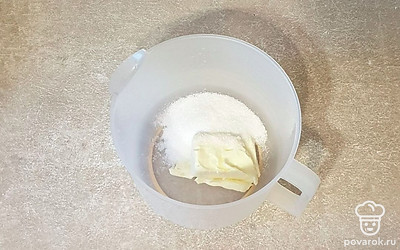 Мягкое сливочное масло выложите в миску. К маслу добавьте сахар и хорошо взбейте миксером, чтобы масса посветлела.