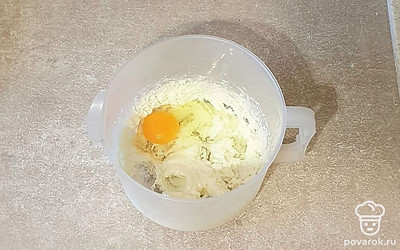 К маслу вбейте одно яйцо и перемешайте.