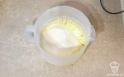 В чашу просейте муку и разрыхлитель. Хорошо размешайте.