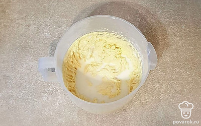 К тесту влейте молоко. Перемешайте.