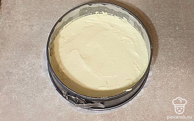 Тесто перелейте в форму для запекания. Основу выпекайте в заранее разогретой духовке при 175 градусах в режиме «верх-низ» 15 минут. Затем основу достаньте и остудите, пока готовится начинка для чизкейка.