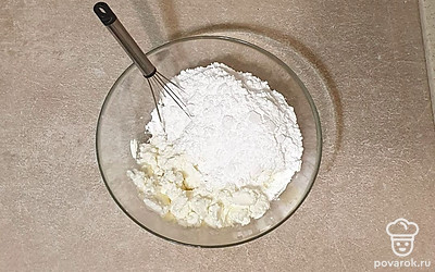 Мягкий творожный сыр выложите в глубокую миску. Всыпьте сахарную пудру и ваниль. Соедините, чтобы пудра вмешалась.