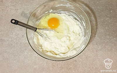 Добавьте сначала одно яйцо, вымешайте. Затем второе и еще раз перемешайте.