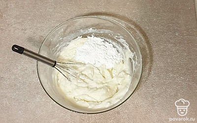 Всыпьте крахмал и хорошо размешайте.