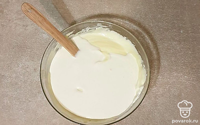 В миску добавьте сначала сметану, перемешайте. А затем влейте сливки.