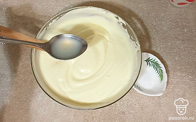 Влейте лимонный сок, все перемешайте.