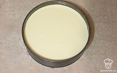 Получившуюся массу аккуратно вылейте в форму поверх бисквитной основы.