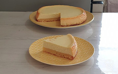 Чизкейк подавайте, нарезав на порционные кусочки. Приятного аппетита!