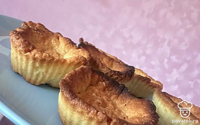 Я взяла готовые песочные корзиночки, можно использовать любое песочное печенье.