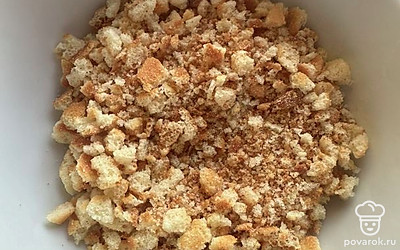 Бисквит измельчить в крошку.