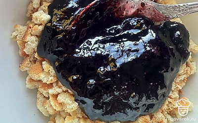 Добавить черничный джем и перемешать.