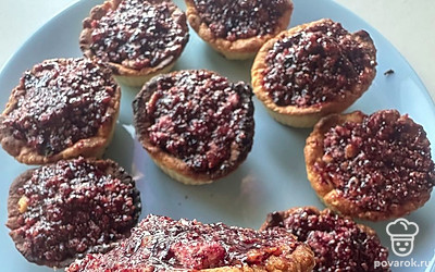 Если вы взяли обычное печенье, то начинку лучше выложить на середину.