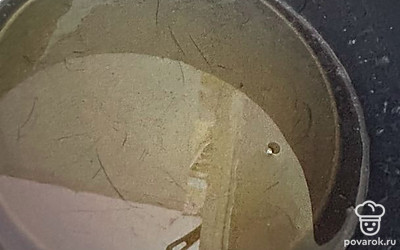 Сахар, воду и лимон растопить на медленном огне до состояния карамели.