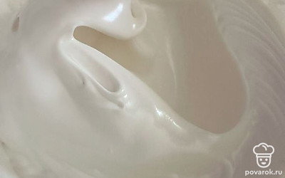 Белок взбить, тонкой струйкой вливая карамель.