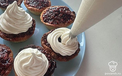 Отсадить белковый крем на пирожные при помощи кондитерского мешка.
