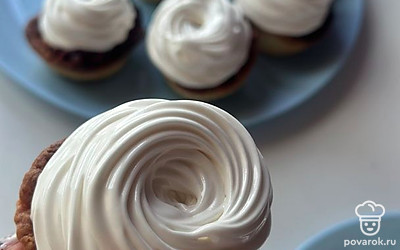 Подавать пирожные к горячему чаю.