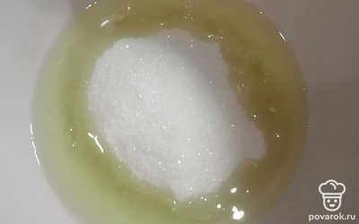 Аккуратно отделяем белки от 5 яиц. Добавляем сахар.