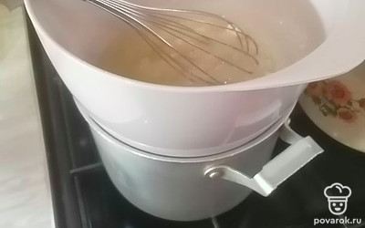 Ставим на паровую баню так, чтобы емкость не касалась воды. При постоянном помешивании с помощью венчика доводим до полного растворения сахара или до 55-60 градусов.