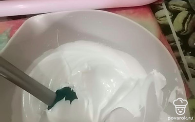 Убираем с огня и взбиваем с помощью миксера до пышной плотной массы. 