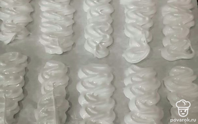 Выкладываем белковую массу в кондитерский мешок с насадкой и отсаживаем пирожные на противень, застеленный пергаментом. Форму пирожных можете выбрать любую. 