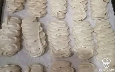 Отправляем в разогретую до 80-70 градусов духовку и сушим несколько часов. Примерно на сушку безе уходит часа три, после выключаем духовку и не вынимаем их из духовки до полного остывания.