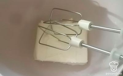 Приготовим крем. Для этого возьмем сливочное масло комнатной температуры. Немного взобьем его миксером.