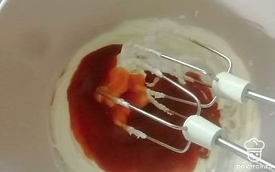 Добавим соленую карамель и объединим все вместе. 