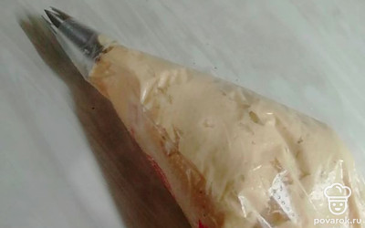 Выложим крем в кондитерский мешок с насадкой.