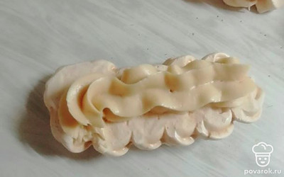 Крем отсаживаем на безе и накрываем второй половинкой. Пирожные готовы.