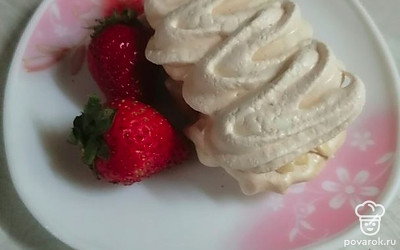 Перед подачей немного охлаждаем пирожные. Подаем к праздничному столу, украсив ягодами или фруктами. Приятного чаепития!