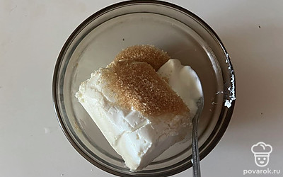 В миску поместите творог, сметану и сахар. 