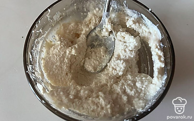 Замешайте в миске однородный творожный крем. 