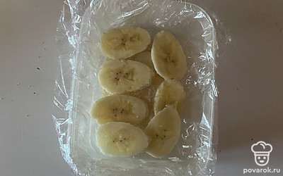 На дно подготовленной формы выложите пластинки банана одним слоем. 