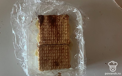 Поверх банана распределите слой печенья, заранее окунув его в какао. 